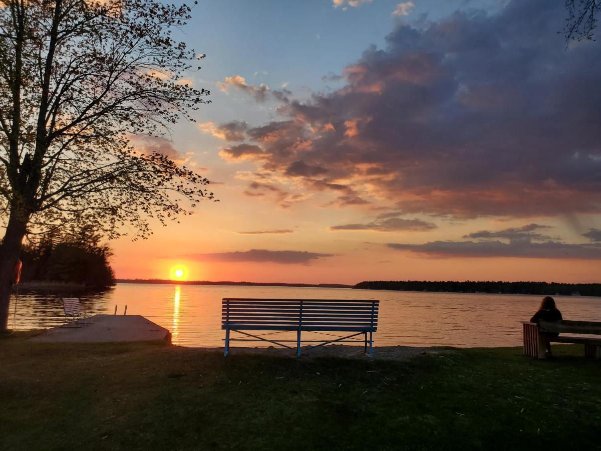 Fun Place With A Sandy Beach For Swimming, Boating, And Fishing, Featuring 3 Available Cabins Fenelon Falls Exteriör bild