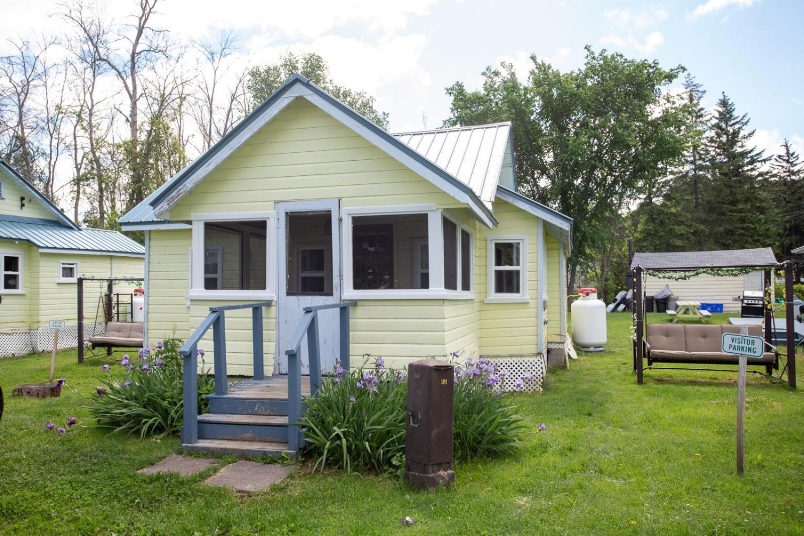 Fun Place With A Sandy Beach For Swimming, Boating, And Fishing, Featuring 3 Available Cabins Fenelon Falls Exteriör bild
