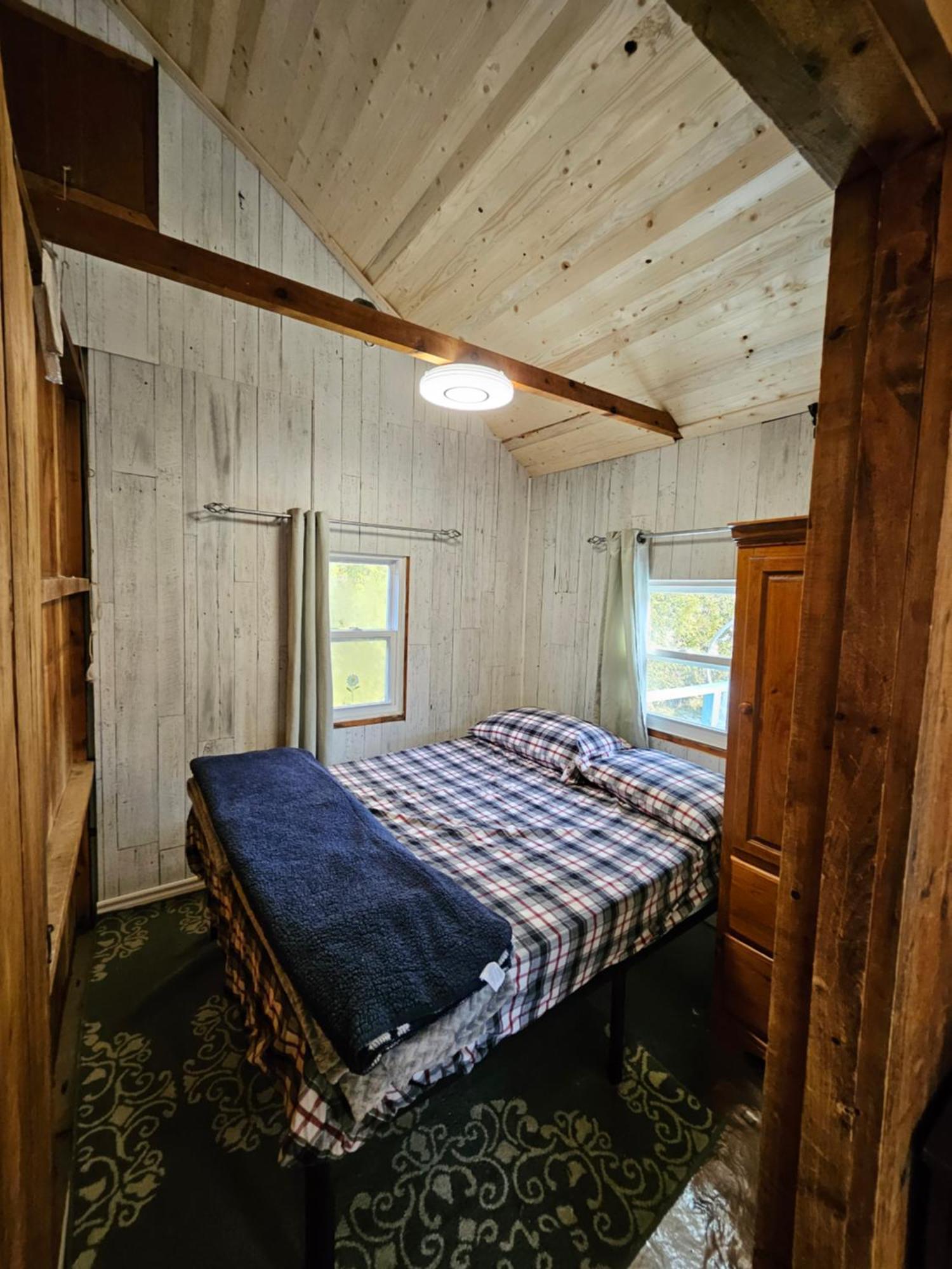 Fun Place With A Sandy Beach For Swimming, Boating, And Fishing, Featuring 3 Available Cabins Fenelon Falls Exteriör bild