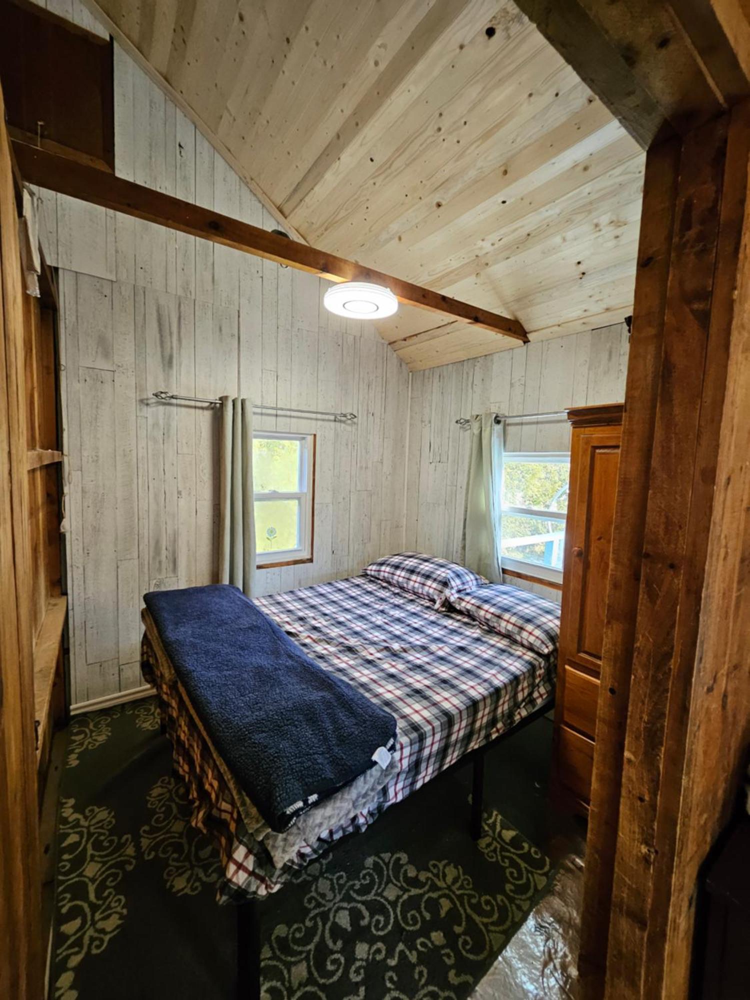 Fun Place With A Sandy Beach For Swimming, Boating, And Fishing, Featuring 3 Available Cabins Fenelon Falls Exteriör bild