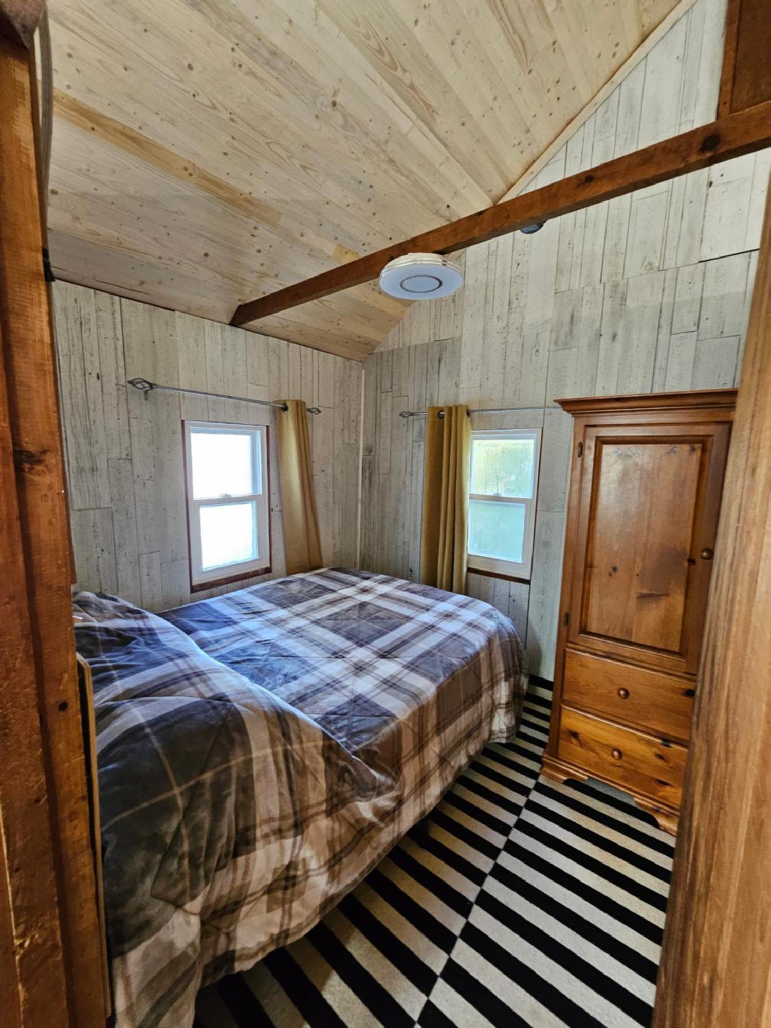 Fun Place With A Sandy Beach For Swimming, Boating, And Fishing, Featuring 3 Available Cabins Fenelon Falls Exteriör bild